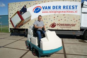 Aangepaste veegmachine bij Van der Reest