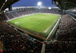 Voetbal kijken vanaf schone tribunes