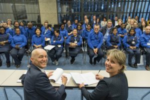 Jan Willem Duijzer en Nicolet Dukker samen met de schoonmaakmedewerkers tijdens het ondertekenmoment Rijksschoonmaakorganisatie Tweede Kamer