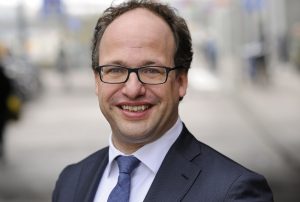 "Krapte op de arbeidsmarkt kans voor aanpak structurele aandachtspunten" "Met het aannemen van de WAB in de Eerste en Tweede Kamer is een belangrijke stap gezet naar een sterke en goed functionerende arbeidsmarkt", stelt minister Koolmees van Sociale Zaken en Werkgelegenheid. OSB positief over principe pensioenakkoord