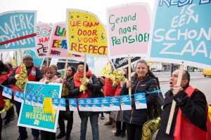 Schoonmakers Schiphol verkleed als zombie voor cao actie FNV