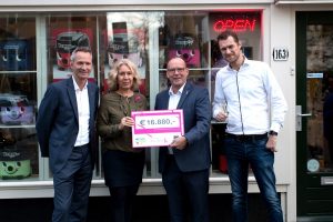 10-jarig jubileum Hetty gevierd met grandioze donatie Pink Ribbon