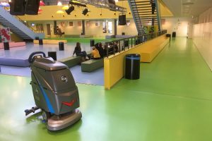 Schoolvloeren schrobben met slimme machines van ICE i-Synergy schrobzuigmachines