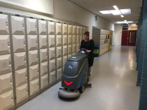 Schoolvloeren schrobben met slimme machines van ICE i-Synergy schrobzuigmachines