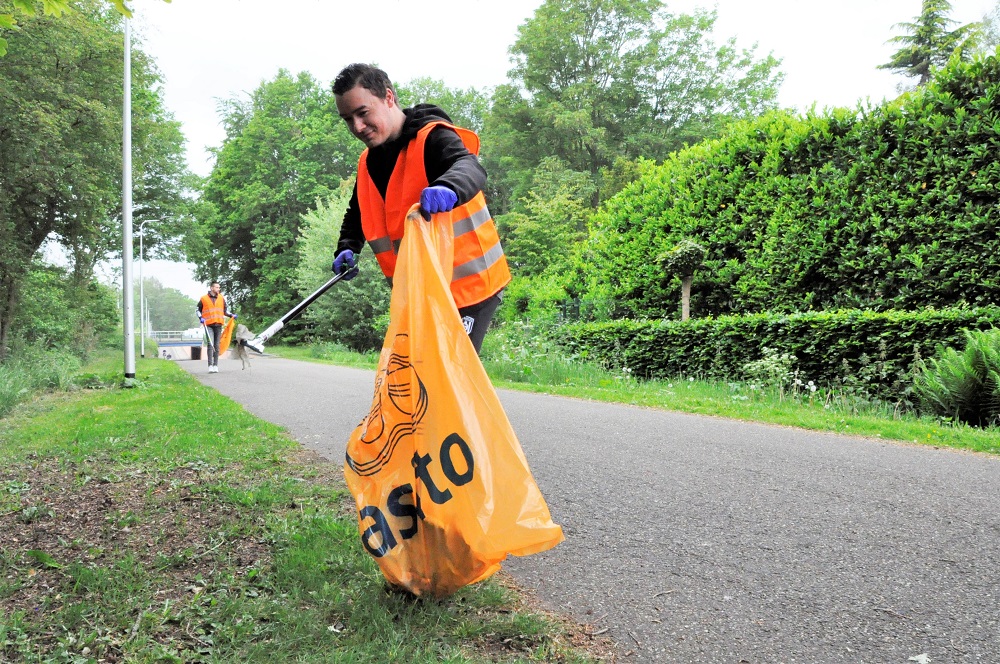 Asito en spelers Heracles ruimen zwerfafval op tijdens ‘Asito Cleanup Day’