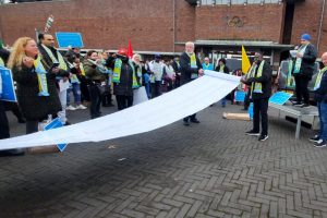 Voor de poorten van het Olympisch Stadion in Amsterdam voerden de schoonmakers op zaterdag 25 november jongstleden een gemoedelijke actie voor extra loon, of we hun wensen tot het maken van een boven-cao afspraak kracht bij te zetten. De leden van FNV Schoonmaak , mede namens CNV Vakmensen , boden Rob Westerlaken van Schoonmakend Nederland een petitie aan, die de werkgeversvertegenwoordiger in ontvangst heeft genomen. In deze petitie vragen de bonden aan de werkgevers om aan tafel te gaan voor een collectieve compensatie van de hoge inflatie. Westerlaken toonde begrip voor de situatie en heeft toegezegd dat de werkgevers dit gesprek aangaan met de bonden. Een extra compensatie zal ongetwijfeld effect hebben op de toch al forse aankomende prijsstijging. Wie betaalt uiteindelijk de rekening? Schoonmakend Nederland: cao wordt ingehaald door werkelijkheid Schoonmakend Nederland heeft de petitie van FNV met de oproep om aan tafel te gaan aanvaard. De woordvoerder: “De door de bond geschetste voorbeelden van medewerkers die de touwtjes niet meer aan elkaar kunnen knopen zijn herkenbaar. Die raken ons ook. En we zien ook dat de mooie cao die we vorig jaar met elkaar hebben afgesproken, wordt ingehaald door de werkelijkheid met hoge inflatie en hoge energiekosten.” Het is volgens Schoonmakend Nederland goed te zien dat de schoonmaak werkgevers individueel collega’s in nood volop te hulp schieten: ” Met het verstrekken van voorschotten, overnemen van schulden, de inzet van budgetcoaches, enzovoort… We moedigen onze leden ook aan dit te blijven doen. De problemen verschillen per medewerker sterk (thuissituatie, uren werk, soort energiecontract). De werkgevers springen daar snel en goed op in binnen hun mogelijkheden. Hiervoor bieden we vanuit de branche ook handvatten.” Tegelijkertijd heeft de overheid naar de mening van Schoonmakend Nederland een fors pakket maatregelen afgekondigd die de schoonmakers echt gaan helpen, zoals het energieplafond, verhoging huur- en zorgtoeslag en huurverlaging. “We moeten ook kijken naar de andere kant: onze ondernemers en hun opdrachtgevers krijgen ook wat voor de kiezen de komende tijd: neem de hoge inflatie; ondernemers merken dat ook in hun eigen bedrijf. De reiskostenbudgetten voor 2022 waren deze zomer al verbruikt bijvoorbeeld. Ook is het zo dat de kabinetsmaatregelen voor koopkrachtcompensatie in 2023 betaald worden door lastenverzwaring bij bedrijven. En zoals het er nu uitziet moeten we serieus rekening houden met een recessie.” Kortom, het zijn bijzondere tijden voor medewerkers en ondernemers: “Hierover gaan we uiteraard in gesprek. De petitie van FNV is inmiddels in het bezit van het bestuur en de datum om aan tafel te gaan staat.” FNV : er moet echt iets gebeuren Het door werkgeversvertegenwoordiger Rob Westerlaken getoonde begrip voor de situatie waarin de schoonmakers zich bevinden alsmede zijn toezegging om met de bonden rond te tafel te gaan wordt door de schoonmakers zeer gewaardeerd: FNV Schoonmaak bestuurder Renate Bos: “Het werd als een feestje gevierd binnen het schoonmaakparlement. Maar ook vernam ik geluiden in de trant van ”als we de cao een half jaar later afgesloten zouden hebben dan zou deze er volledig anders uit hebben gezien” of “door de flinke stijging van het minimum loon voelt het of we per 1 januari aanstaande minder gaan verdienen”. De verwachtingen op extra compensatie door de werkgevers zijn dan ook hoog onder de schoonmakers. Begin december volgt het eerste gesprek. Renate Bos: “De nood van schoonmakers is heel hoog, er moet echt iets gebeuren.” CNV: geen pleister plakken Bestuurder Jan Kampherbeek is in ieder geval tevreden over de erkenning van het probleem door Schoonmakend Nederland:” De hoge inflatie wordt nu door sommige bedrijven op individueel niveau op de een of andere manier gecompenseerd. Dat is mooi. Het is echter belangrijk dat er een collectieve regeling getroffen wordt. Geen pleister plakken en maar dan maar hopen dat het bloeden stopt, maar de wond goed bekijken en dan een adequate genezingswijze toepassen.” Kampherbeek wacht de uitkomsten van de AWVN af over welke effecten/maatregelen de overheidsmaatregelen hebben op de diverse cao’s: ”Aan de hand van deze uitkomsten kunnen we bepalen wat een redelijke compensatie voor de schoonmakers vanuit de werkgeverszijde is. Hierbij denken we niet aan een éénmalige compensatie, die je momenteel bij bedrijfstakken ziet, maar voor de schoonmaak denk ik in de breedte.” SIEV: spagaat Werkgeversorganisatie SIEV hield aangaande de bereidheid tot extra looncompensatie een flitsenquête onder haar leden. De reacties stromen binnen. Voorzitter Raymond Kouwenberg: “Uit de tot dusverre ontvangen reacties merk ik het spanningsveld onder de leden. Als sociale ondernemers begrijpen ze de problematiek en is er de bereidheid tot compensatie. De marges in de schoonmaak zijn echter dusdanig klein, dat er nauwelijks ruimte is zonder de gezonde bedrijfsvoering in gevaar te brengen. Met andere woorden er zal vanuit de opdrachtgevers de bereidheid moeten bestaan om dit mede te financieren danwel zijn er belastingmaatregelen nodig om de bruto-netto verhouding aantrekkelijker te maken. Dan kunnen we wellicht een deel van de vakantietoeslag en/of vakantiedagen omzetten in loon of iets dergelijks.” De voorzitter pleit ervoor dat de bonden samen met de werkgeversorganisatie en de RAS de opdrachtgevers ervan te overtuigen dat een verdere kostenstijging onafwendbaar is. Complexe materie Als gevolg van de bestaande cao afspraken in samenhang met de inflatie en de forse stijging van energiekosten is de verwachting dat de prijsaanpassing binnen de schoonmaaksector flink hoger zal zijn dan het jarenlang het geval was. Ons rondje langs de velden bevestigt dit vermoeden . Als er daarenboven sprake is van een verdere looncompensatie zal de prijsaanpassing verder omhoog schieten. Uiteraard is het fijn als de schoonmakers de waardering voor hun vak terugzien in de loonhoogte. De vraag werpt zich wel op wat een stevige prijsaanpassing impliceert voor onder meer de werkdruk (m2 prestatie), schoonmaak frequenties etc. indien de opdrachtgevers zoeken naar mogelijkheden om deze kostenstijging in het absolute bedrag te matigen. Kortom eeen complexe materie, die de nodige vragen oproept. Wat betekent dit voor de huishoudelijke hulpen in de privésector? Zal het zwartwerken in dit segment toenemen? Zal het inbesteden van de schoonmaak toenemen? Wie betaalt uiteindelijke de rekening? De werkgevers, overheid of opdrachtgevers?